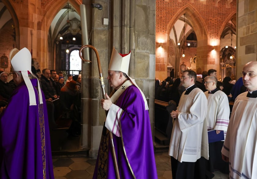 Uroczystości pogrzebowe arcybiskupa Mariana Gołębiewskiego w katedrze na Ostrowie Tumskim we Wrocławiu