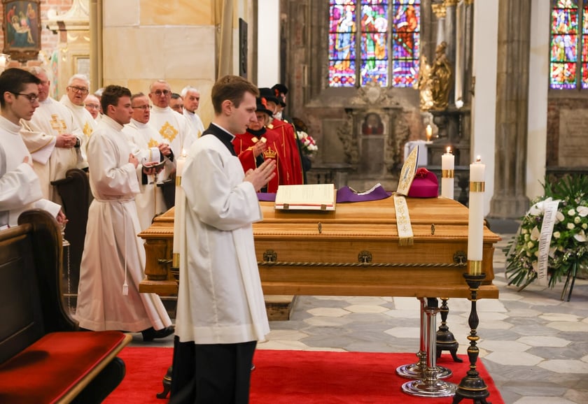 Uroczystości pogrzebowe arcybiskupa Mariana Gołębiewskiego w katedrze na Ostrowie Tumskim we Wrocławiu