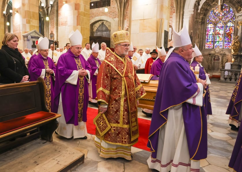 Uroczystości pogrzebowe arcybiskupa Mariana Gołębiewskiego w katedrze na Ostrowie Tumskim we Wrocławiu