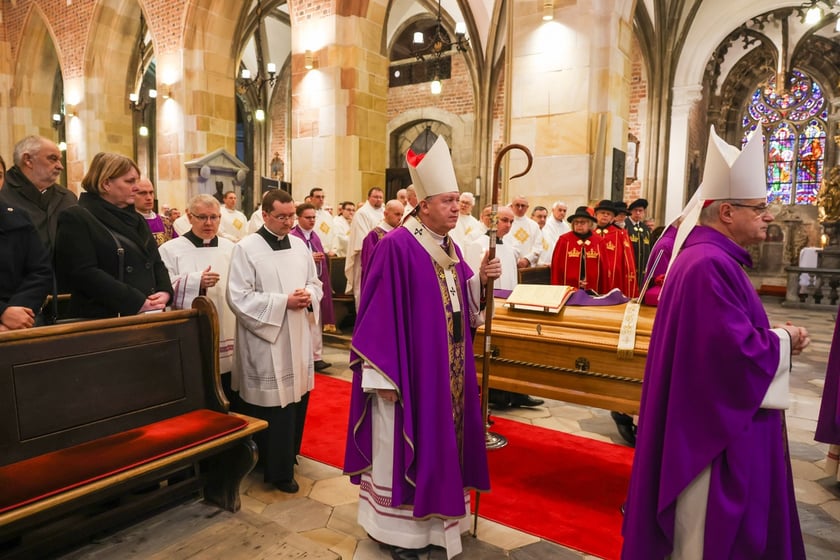 Uroczystości pogrzebowe arcybiskupa Mariana Gołębiewskiego w katedrze na Ostrowie Tumskim we Wrocławiu