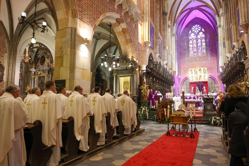 Uroczystości pogrzebowe arcybiskupa Mariana Gołębiewskiego w katedrze na Ostrowie Tumskim we Wrocławiu