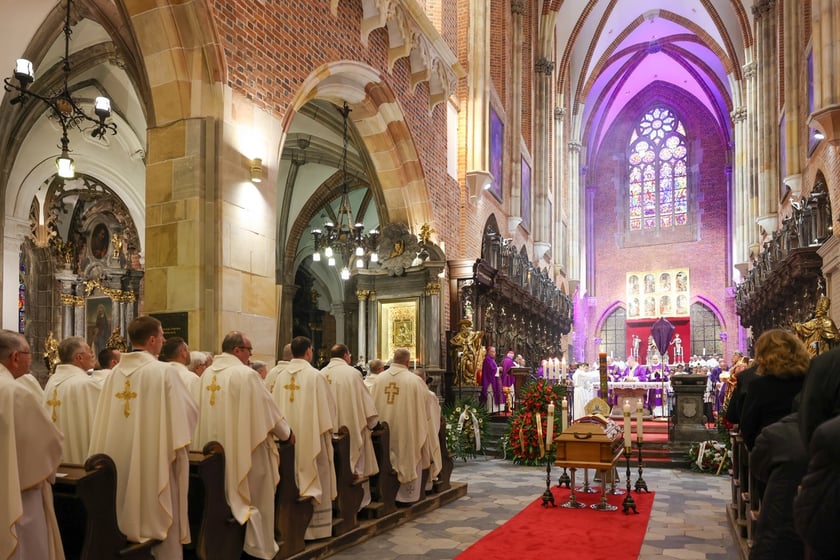 Uroczystości pogrzebowe arcybiskupa Mariana Gołębiewskiego w katedrze na Ostrowie Tumskim we Wrocławiu