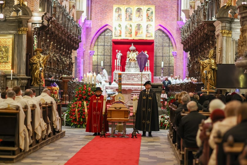 Uroczystości pogrzebowe arcybiskupa Mariana Gołębiewskiego w katedrze na Ostrowie Tumskim we Wrocławiu