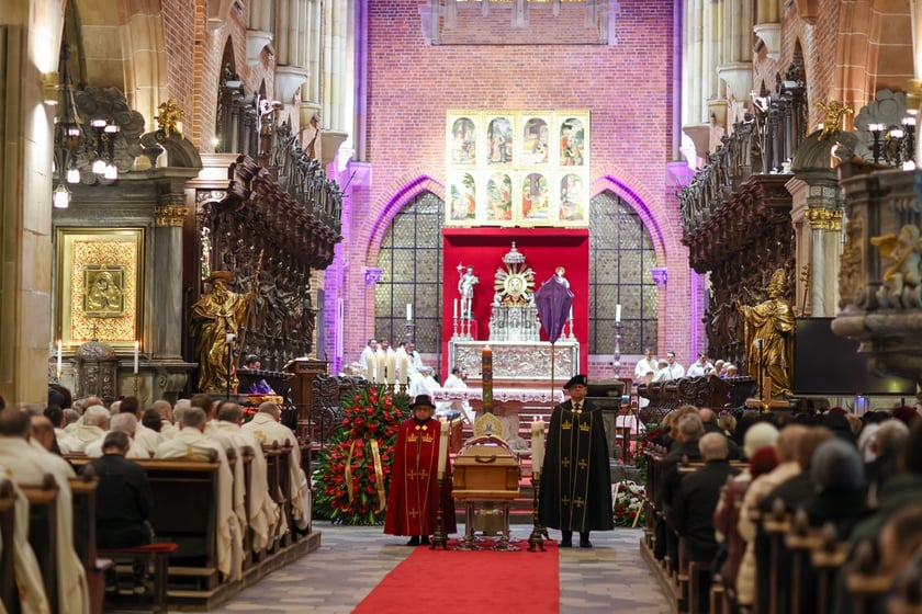 Uroczystości pogrzebowe arcybiskupa Mariana Gołębiewskiego w katedrze na Ostrowie Tumskim we Wrocławiu