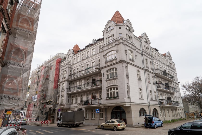 Akcja re-witalizacja. Plan władz Wrocławia na remont kamienic i modernizację podwórek. Część kamienic przy ul. Kurkowej już przeszło remont, jest plan na odnowienie kolejnych historycznych budynków oraz podwórek