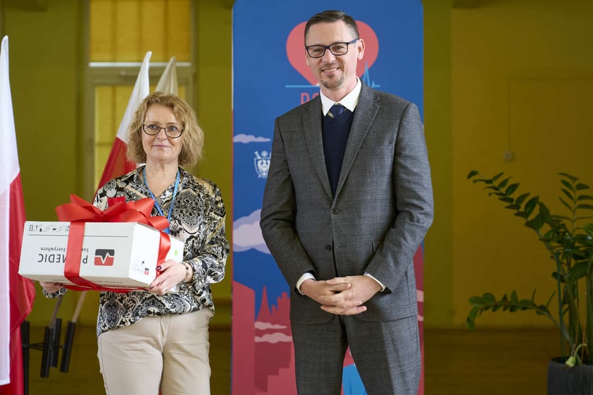 Konferencja prasowa przekazania szkole LZN przy ul. Kiełczowskiej defibrylator&oacute;w. Podczas konferencji uczmniowie zorganizowali pokaz udzielania pierwszej pomocy&nbsp;&nbsp;