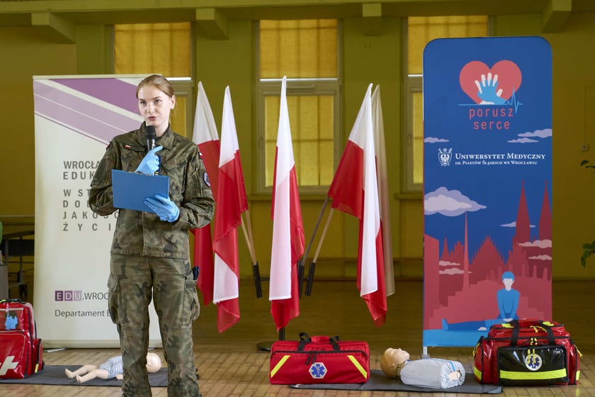 Konferencja prasowa przekazania szkole LZN przy ul. Kiełczowskiej defibrylator&oacute;w. Podczas konferencji uczmniowie zorganizowali pokaz udzielania pierwszej pomocy&nbsp;&nbsp;