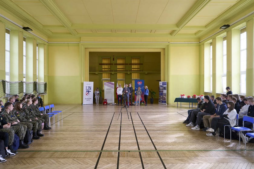 Konferencja prasowa przekazania szkole LZN przy ul. Kiełczowskiej defibrylator&oacute;w. Podczas konferencji uczmniowie zorganizowali pokaz udzielania pierwszej pomocy&nbsp;&nbsp;