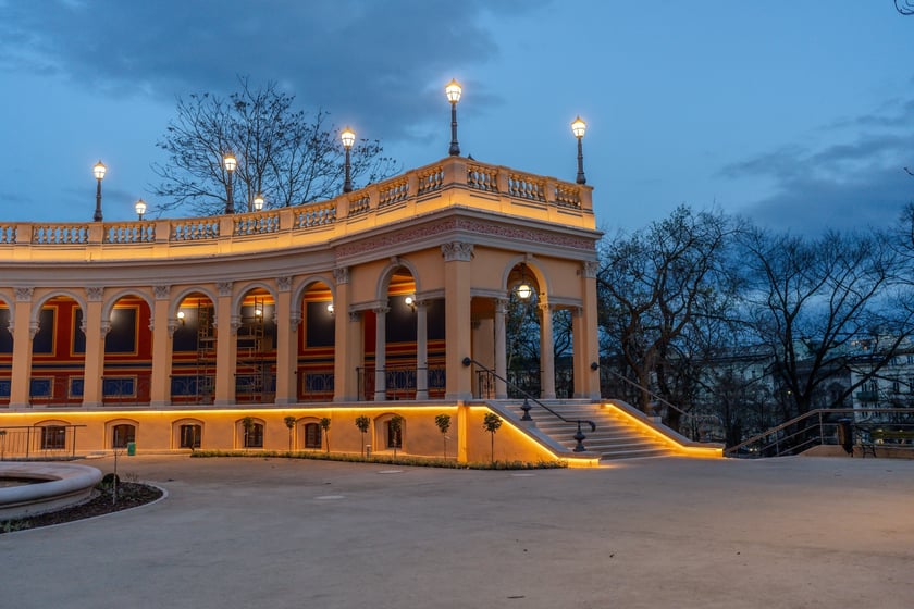 Rozświetlony Bastion Sakwowy na wzgórzu Partyzantów.