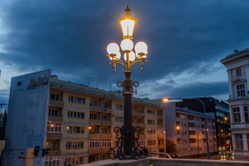 Rozświetlony Bastion Sakwowy na wzgórzu Partyzantów.