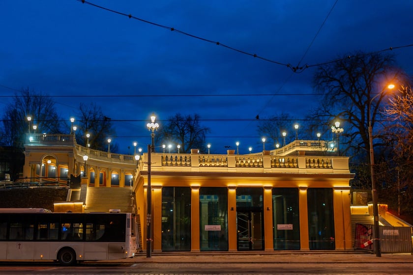Rozświetlony Bastion Sakwowy na wzgórzu Partyzantów.