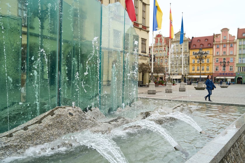 Zdrój w Rynku działał przez kilka godzin. Była to próba szczelności instalacji. Na dobre fontanna zacznie tryskać po świętach.