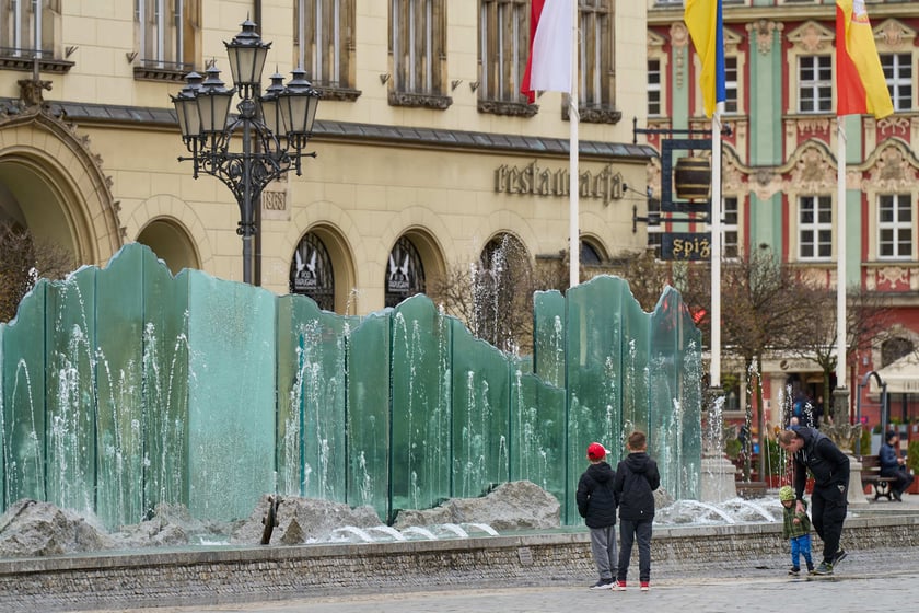 Zdrój w Rynku działał przez kilka godzin. Była to próba szczelności instalacji. Na dobre fontanna zacznie tryskać po świętach.
