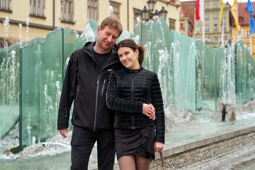 Pr&oacute;bę fontanny oglądali m.in. Wojtek z Anią.