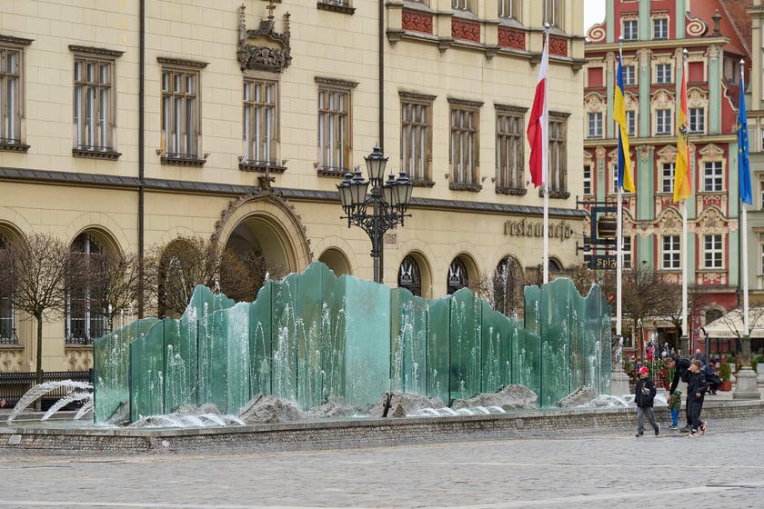 Zdrój w Rynku działał przez kilka godzin. Była to próba szczelności instalacji. Na dobre fontanna zacznie tryskać po świętach.