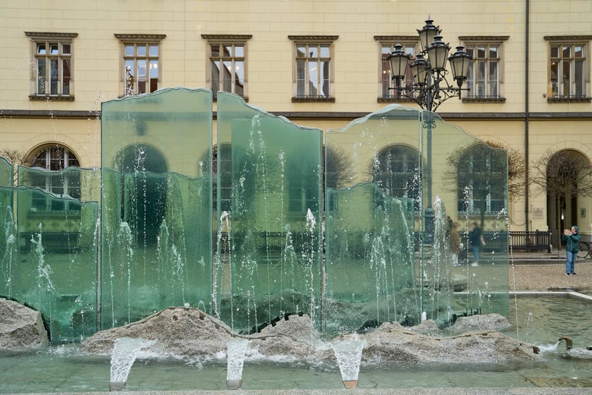 Zdrój w Rynku działał przez kilka godzin. Była to próba szczelności instalacji. Na dobre fontanna zacznie tryskać po świętach.