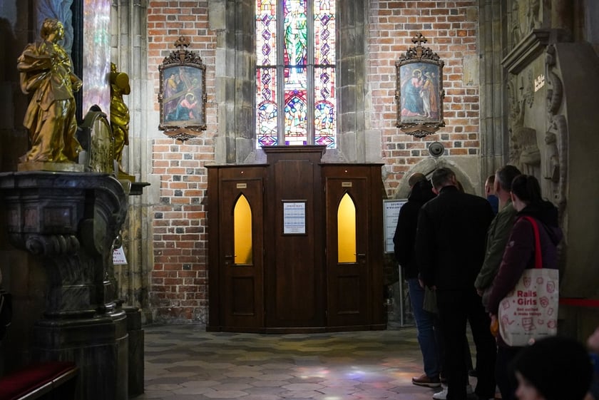 Przygotowania do świąt wielkanocnych w katedrze we Wrocławiu