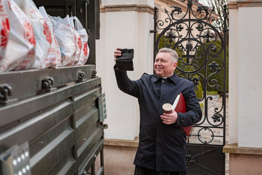 Caritas rozdał ubogim 600 paczek
