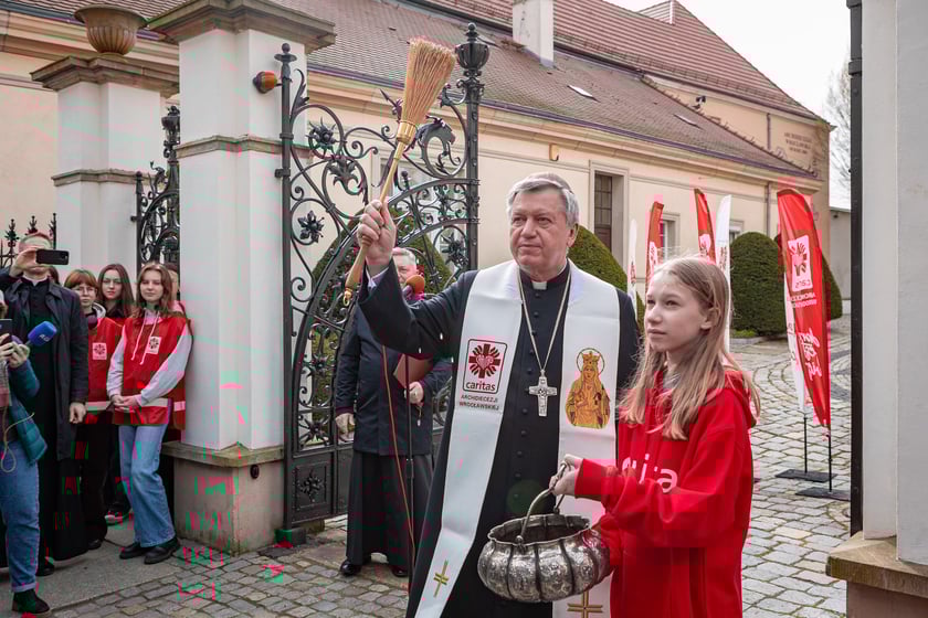 Caritas rozdał ubogim 600 paczek