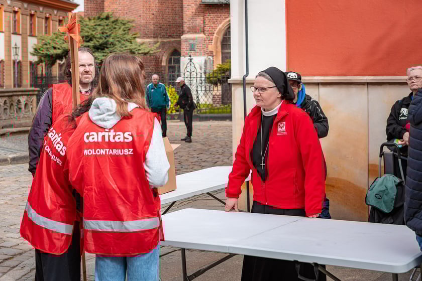 Caritas rozdał ubogim 600 paczek