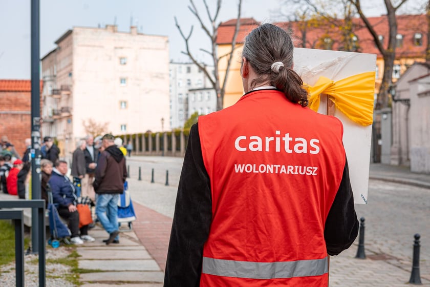 Caritas rozdał ubogim 600 paczek