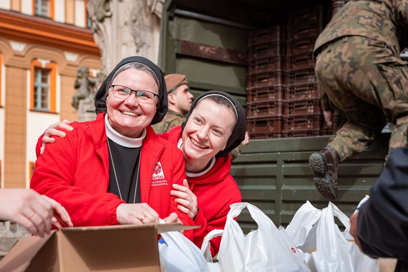 Caritas rozdał ubogim 600 paczek