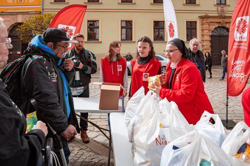 Caritas rozdał ubogim 600 paczek