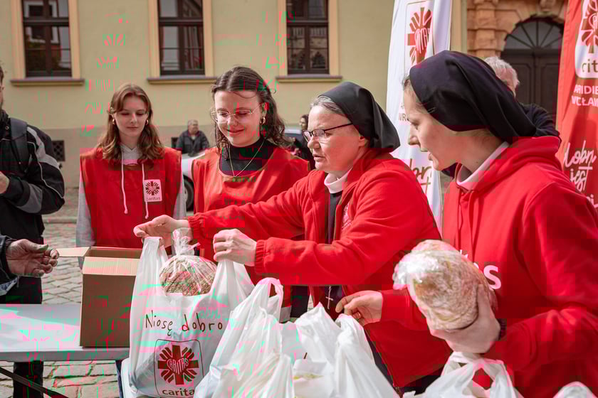 Caritas rozdał ubogim 600 paczek