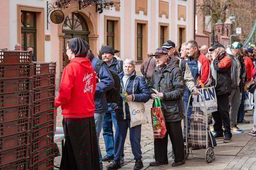 Caritas rozdał ubogim 600 paczek
