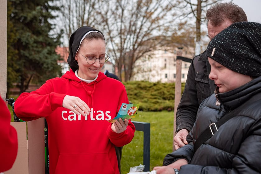 Caritas rozdał ubogim 600 paczek