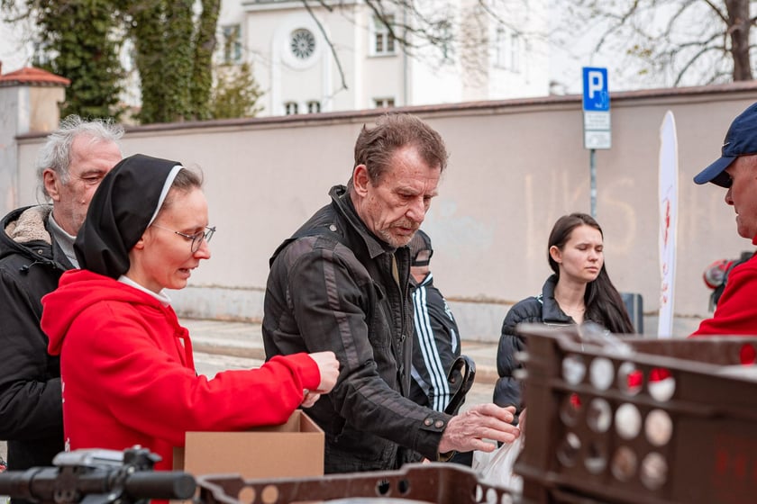 Caritas rozdał ubogim 600 paczek