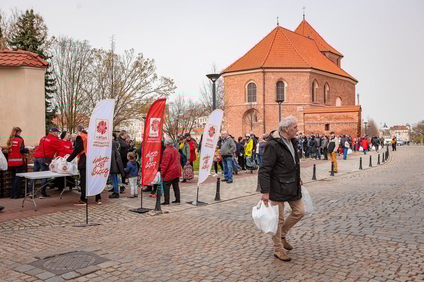 Caritas rozdał ubogim 600 paczek