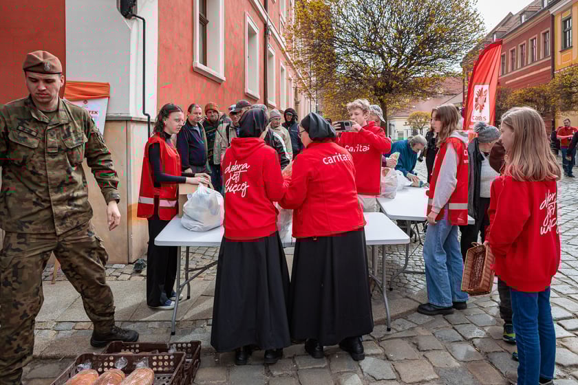 Caritas rozdał ubogim 600 paczek