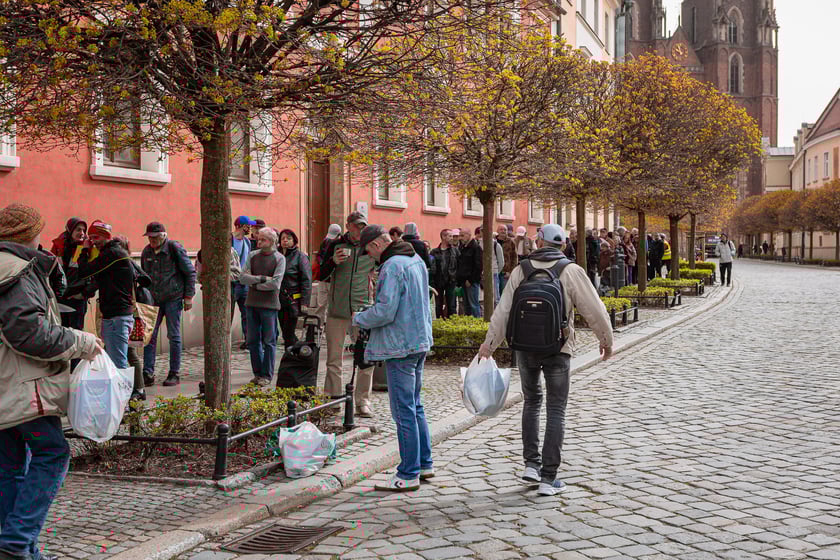 Caritas rozdał ubogim 600 paczek