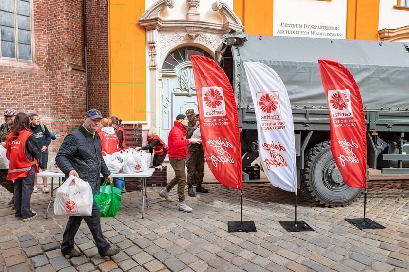 Caritas rozdał ubogim 600 paczek