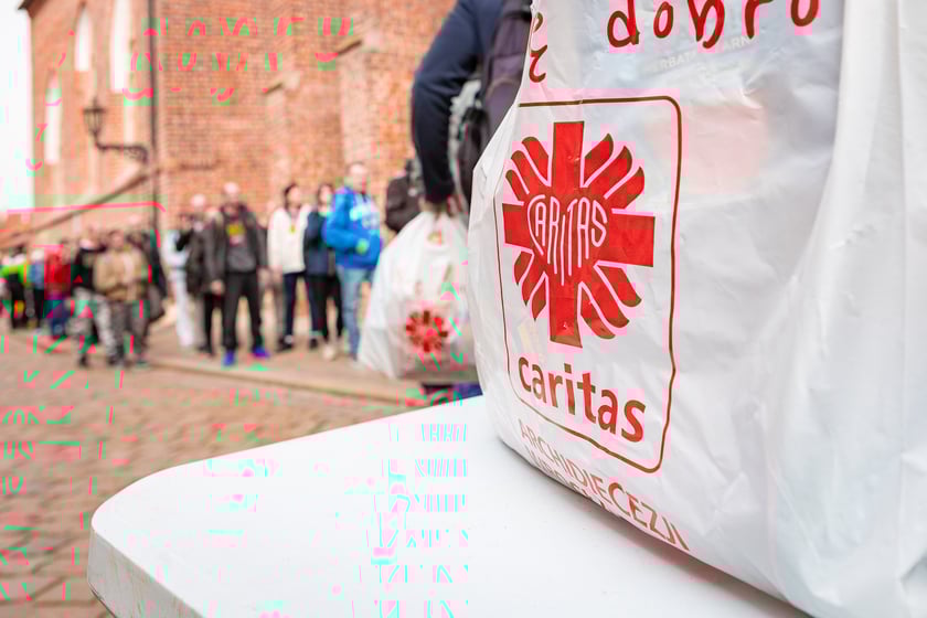 Caritas rozdał ubogim 600 paczek