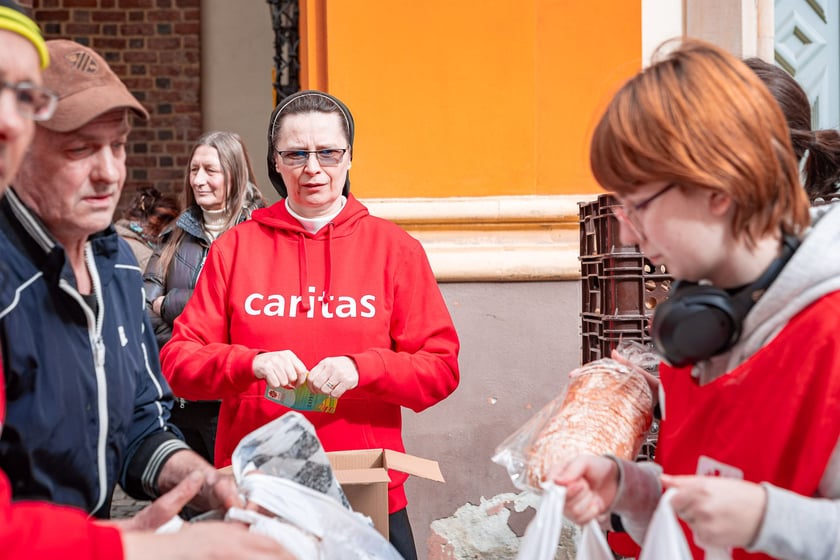 Caritas rozdał ubogim 600 paczek