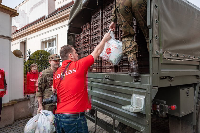 Caritas rozdał ubogim 600 paczek