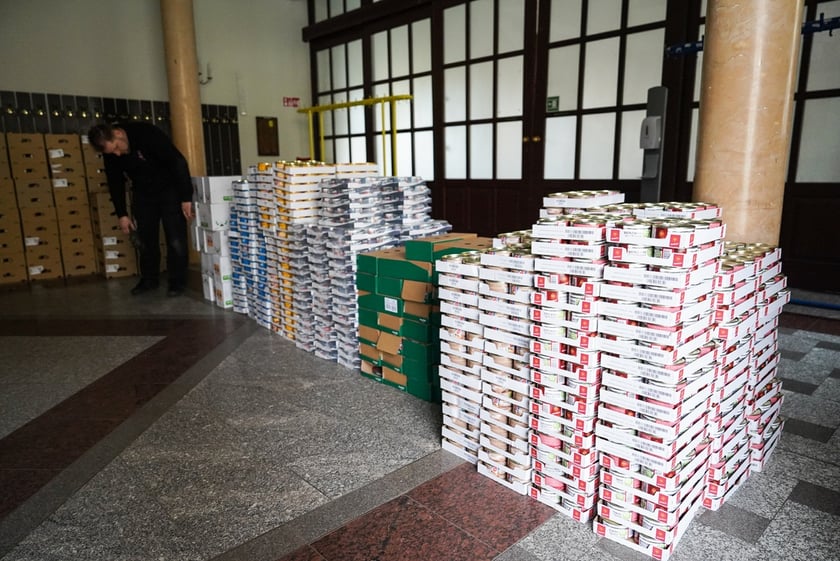 Pakowanie paczek dla ubogich przez wolontriuszy Caritas