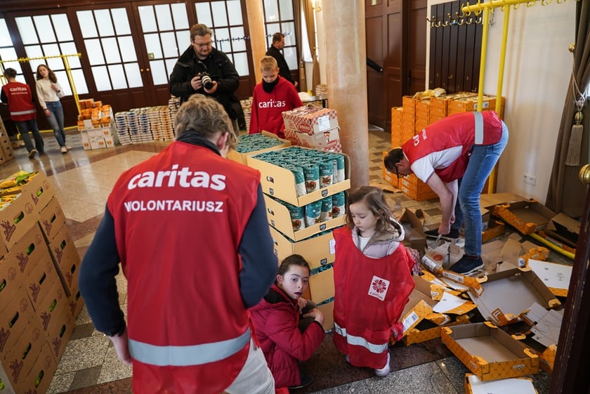 Pakowanie paczek dla ubogich przez wolontriuszy Caritas