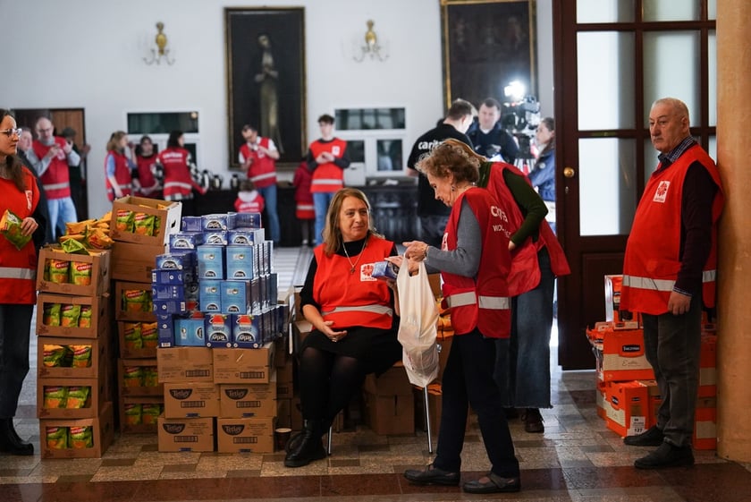 Pakowanie paczek dla ubogich przez wolontriuszy Caritas