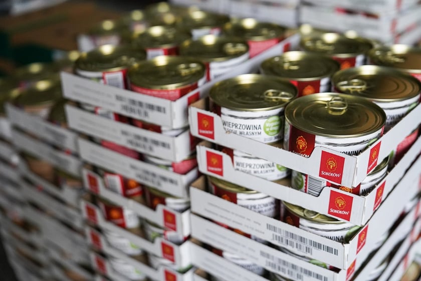 Pakowanie paczek dla ubogich przez wolontriuszy Caritas