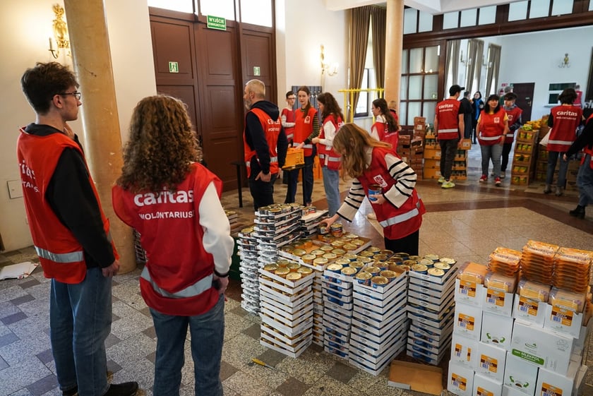 Pakowanie paczek dla ubogich przez wolontriuszy Caritas