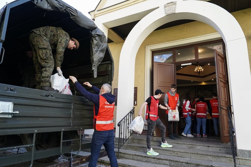 Pakowanie paczek dla ubogich przez wolontriuszy Caritas
