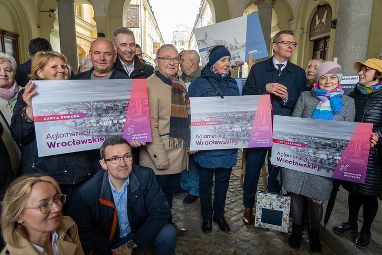 Konferencja prasowa dotycząca rewolucji w komunikacji aglomeracyjnej oraz  Karty Seniora Aglomeracji Wrocławskiej