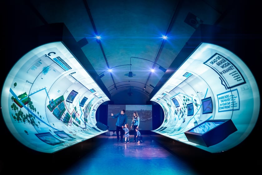 Hydropolis
To centrum wiedzy o wodzie, kt&oacute;re jest jedynym takim muzeum w Polsce. Łączy walory edukacyjne z zabawą, a to wszystko za sprawą interaktywnej wystawy.
Hydropolis podzielone jest na 7 stref tematycznych. Każda sala jest obudowana multimedialnymi tablicami z ciekawostkami na temat przełomowych odkryć podwodnego świata, natury wody i sposobu jej wykorzystania przez człowieka. Znajdują się tu r&oacute;wnież dziesiątki modeli statk&oacute;w, łodzi i innych konstrukcji.
To idealne miejsce dla dzieci! W specjalnie przeznaczonych do tego strefach mogą pobawić się z delfinami lub własnoręcznie czyścić rafę koralową &ndash; dzięki multimedialnym grom stworzonym z myślą o najmłodszych. Z pewnością zainteresuje ich także kino, w kt&oacute;re są wyposażone cztery sale. Atrakcji jest więcej!

Adres: Na Grobli 17
Godziny otwarcia: poniedziałek-piątek w godz. 9:00-18:00 (ostatnie wejście o 17:00); sobota-niedziela w godz. 10:00-20:00 (ostatnie wejście o 19:00)
Więcej informacji na stronie Hydropolis
