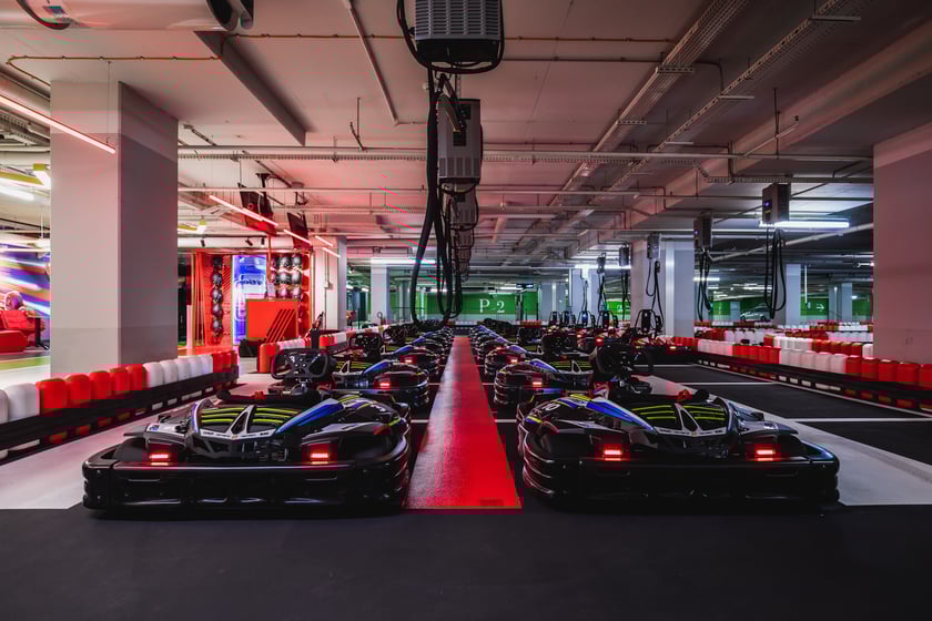 Pitlane
To jeden z najnowocześniejszych elektrycznych tor&oacute;w kartingowych w Polsce. Znajduje się na parkingu (poziom -2) galerii Wroclavia, tuż przy Dworcu Gł&oacute;wnym.
Miłośnik&oacute;w motoryzacji z pewnością ucieszy możliwość oglądania sportowych samochod&oacute;w, kt&oacute;re stoją przy Pitlane codziennie. Samochody się zmieniają, ale za każdym razem są to rzadko spotykane modele, jak np. Bugatti Chiron.

Adres: Galeria Wroclavia, ul. Sucha 1
Godziny otwarcia: codziennie w godz. 10:00-22:00
Więcej informacji na stronie Pitlane.
