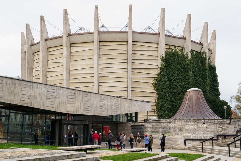 Panorama Racławicka
W tym miejscu można podziwiać relikt dziewiętnastowiecznej kultury masowej.&nbsp;Wielkie malowidło dzięki zespoleniu szczeg&oacute;lnych zabieg&oacute;w malarskich i technicznych przenosi widza w inną rzeczywistość i inny czas.
Panorama Racławicka to pierwsze i jedyne zachowane do dziś polskie dzieło tego rodzaju.&nbsp;Nic dziwnego, że jest jedną z najchętniej odwiedzanych atrakcji we Wrocławiu i ważnym punktem wycieczek &ndash; nie tylko wśr&oacute;d turyst&oacute;w, ale także przyw&oacute;dc&oacute;w państw.
Z biletem do Muzeum &bdquo;Panorama Racławicka&rdquo; można zwiedzić bezpłatnie wystawy stałe Muzeum Narodowego we Wrocławiu, Muzeum Etnograficznego i Pawilonu Czterech Kopuł w ciągu 3 miesięcy od daty zakupu biletu.

Adres: Purkyniego 11
Godziny otwarcia: codziennie w godz. 8:30-19:00
Więcej informacji na stronie Muzeum Narodowego we Wrocławiu
