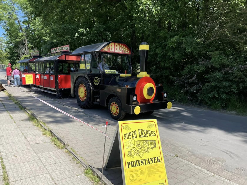Ciuchcia, kt&oacute;rą można było zwiedzać oosiedle podczas festynu dla mieszkańc&oacute;w