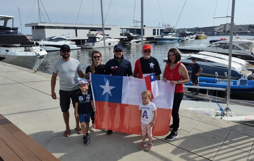 Reprezentacja Chile w regatach żeglarskich na Bałtyku. W środku Jędrzej Jachira